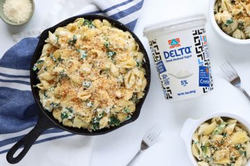 Spinach & Artichoke Greek Yogurt Mac Cheese in a skillet